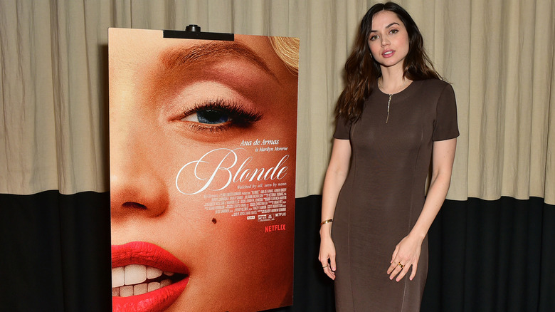 Ana de Armas posa con il poster di 'Blonde'