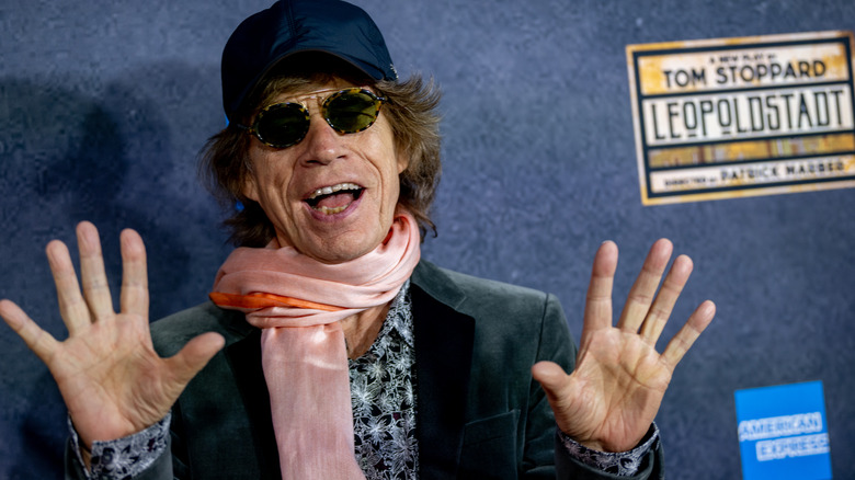 Mick Jagger con le mani alzate