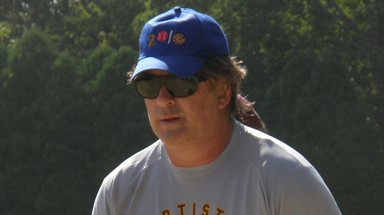 Alec Baldwin con un berretto blu