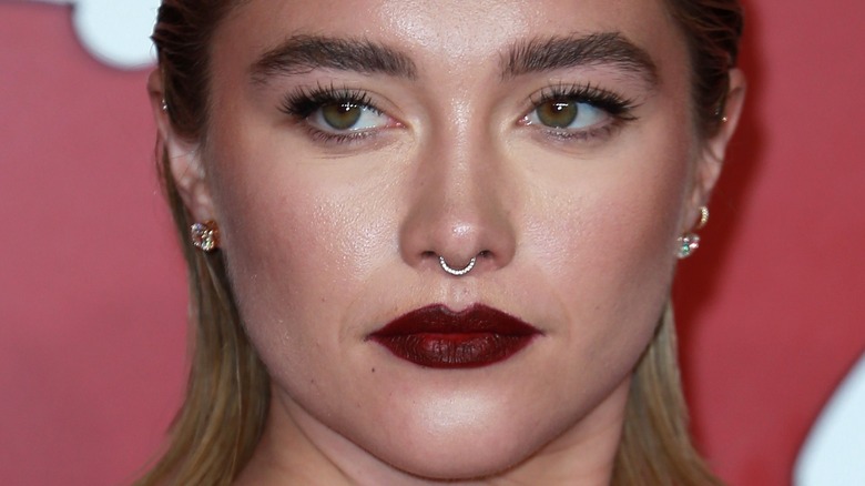 Florence Pugh in posa
