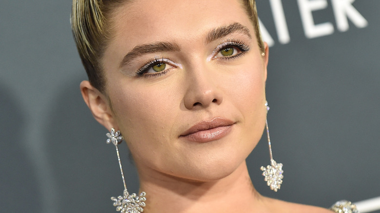 Florence Pugh in posa