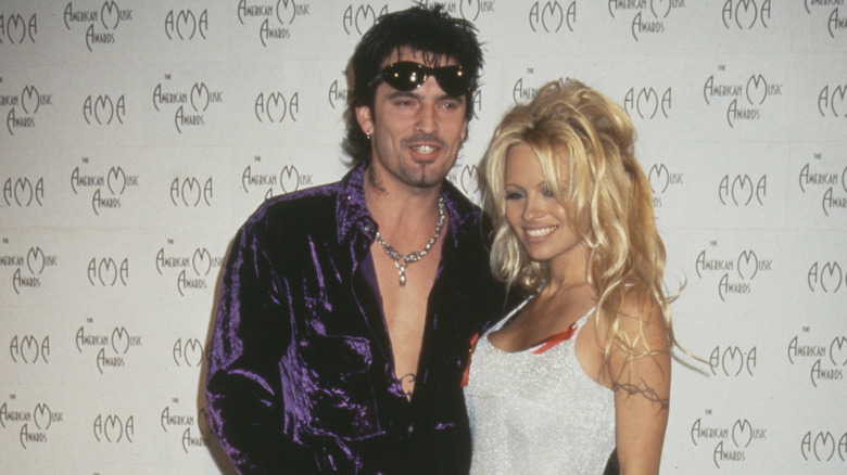 Pamela Anderson e Tommy Lee sorridono