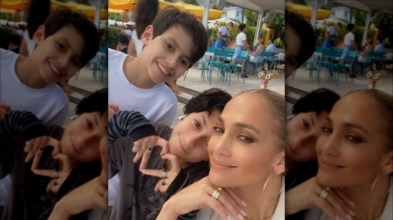 Jennifer Lopez fa un selfie con i suoi gemelli