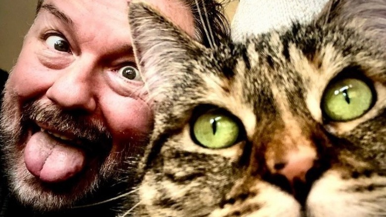 La faccia buffa di Ricky Gervais con il gatto