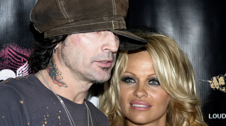 Pamela Anderson e Tommy Lee sorridono