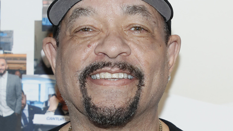 Ice-T sorridente con cappello 