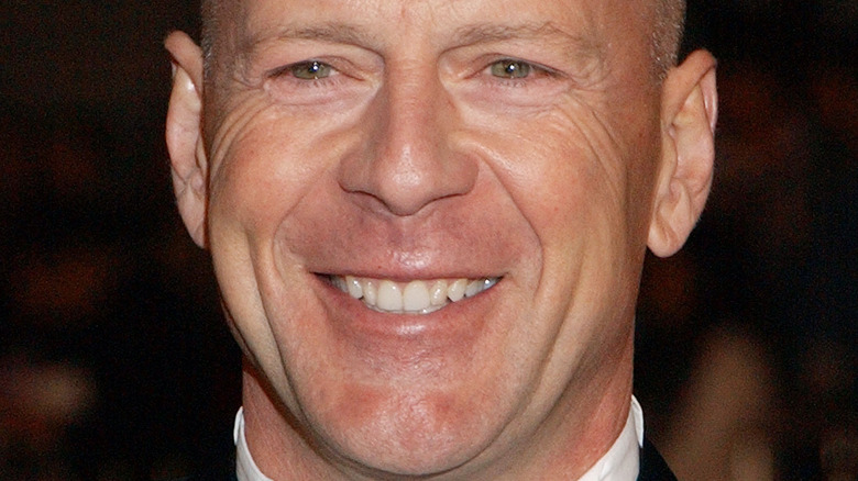 Bruce Willis sorride