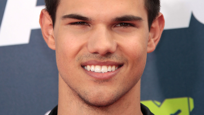Taylor Lautner sorride