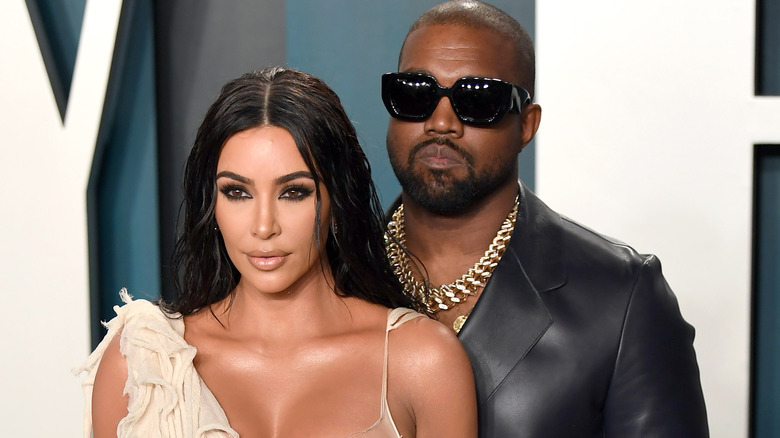 Kim Kardashian e Kanye "Ye" West posano