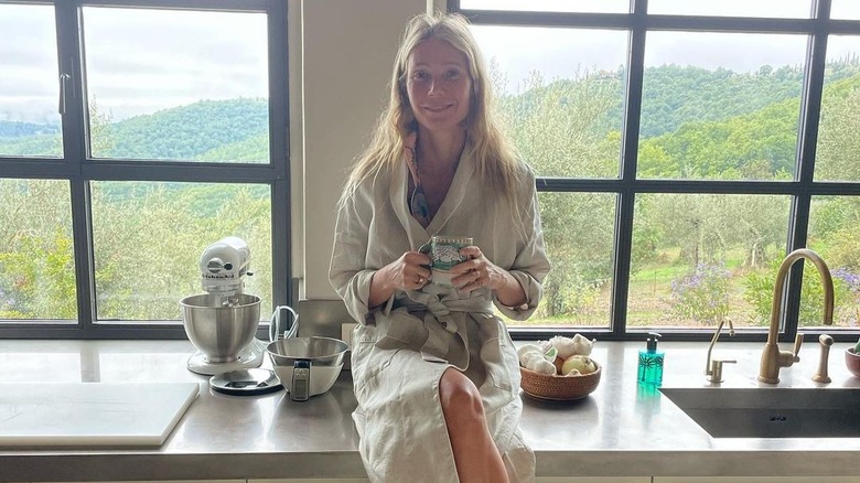 Gwyneth Paltrow seduta al bancone con la tazza