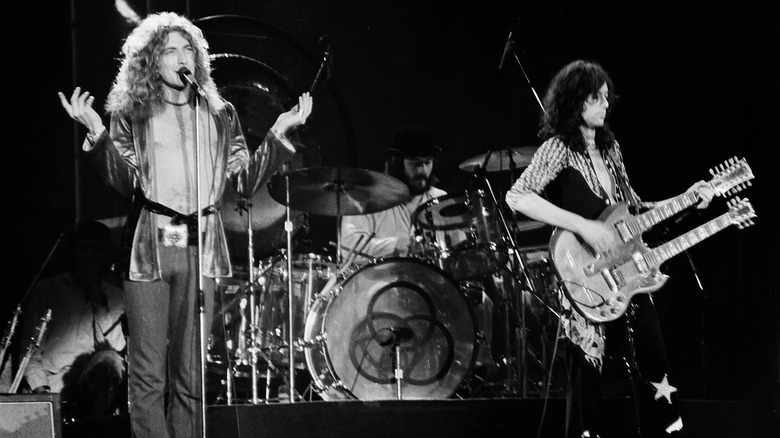 I Led Zeppelin si esibiscono sul palco