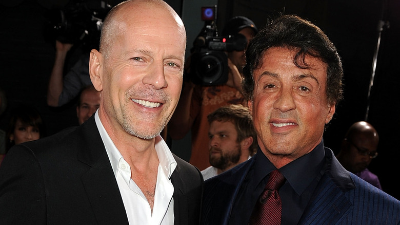 Bruce Willis e Sylvester Stallone sorridono