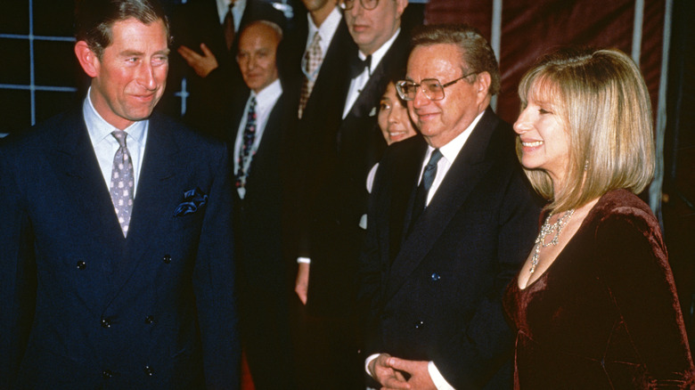Barbra Streisand e King Charles sorridono 