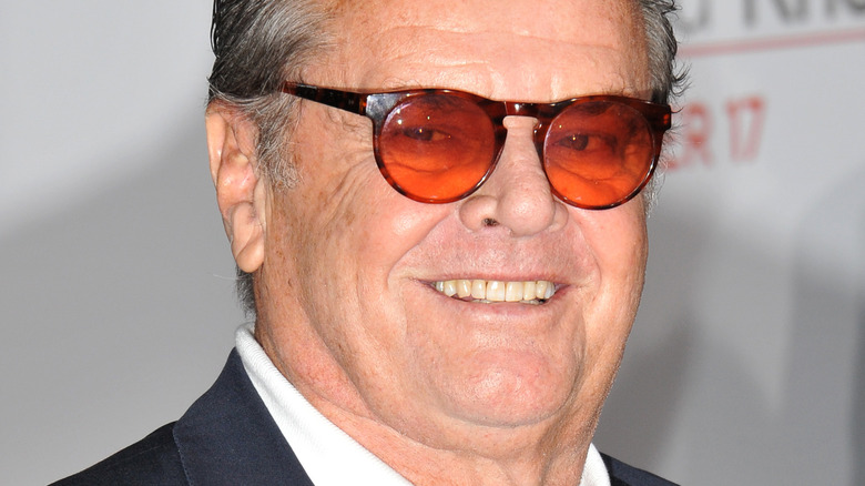 Jack Nicholson sorridente con gli occhiali da sole