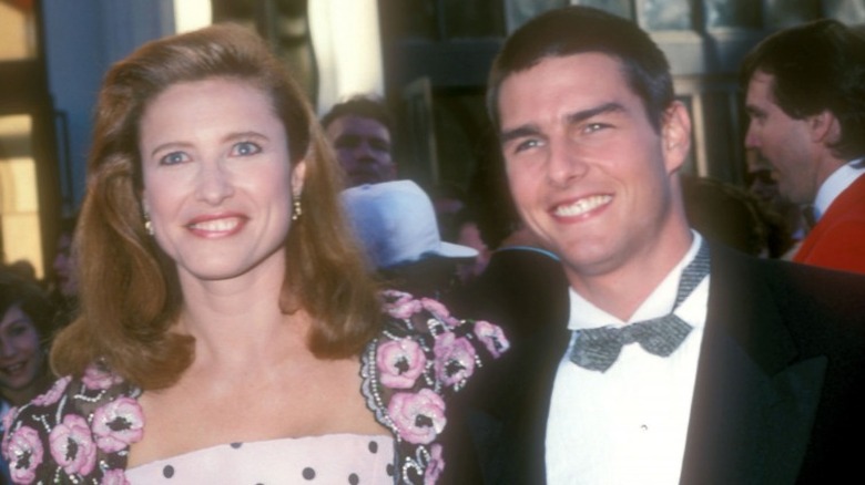 Mimi Rogers e Tom Cruise sorridono 