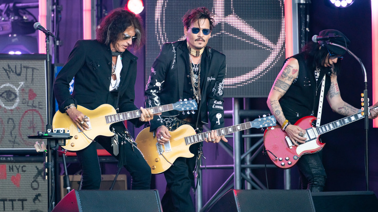 Johnny Depp che suona la chitarra