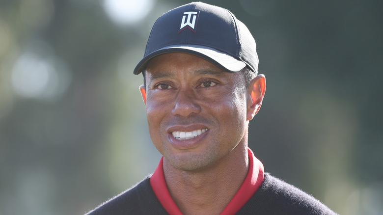 Tiger Woods sorride