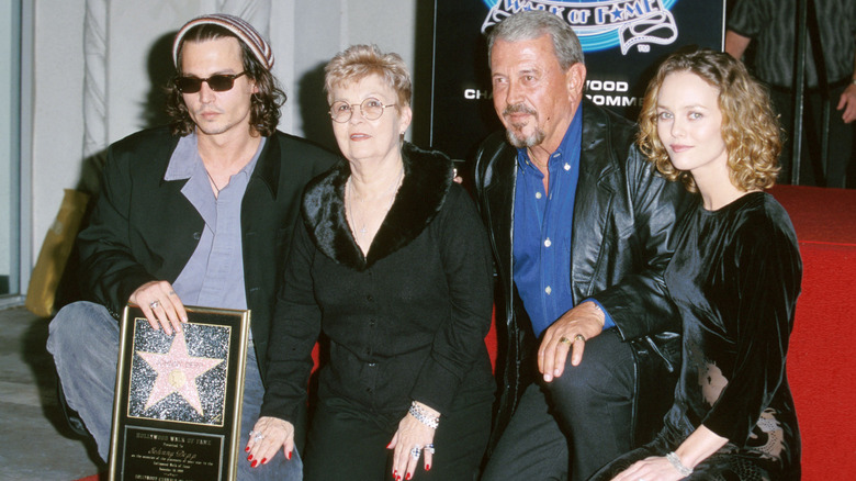 Johnny Depp posa con i suoi genitori e Vanessa Paradis