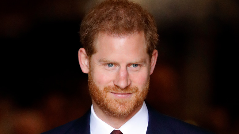 La barba rossa del principe Harry che sorride