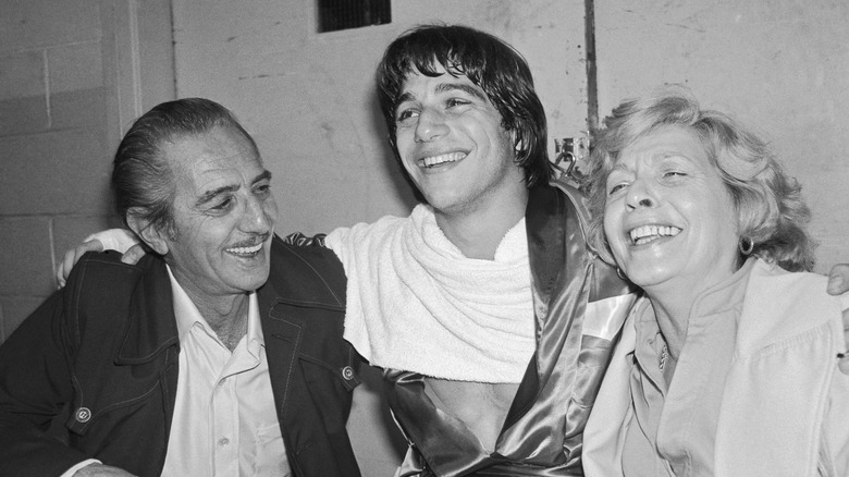 Tony Danza posa con i suoi genitori