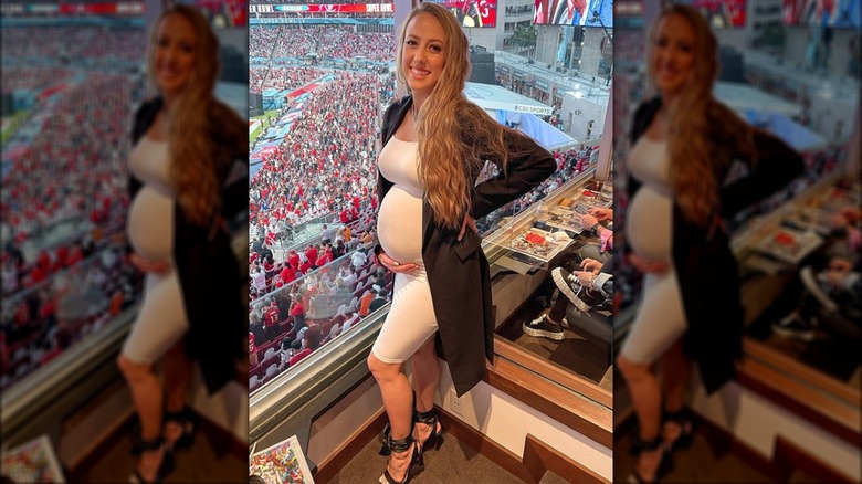 Brittany Mahomes incinta in posa