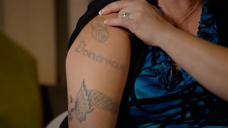 Tracy Brown mostra il suo braccio tatuato