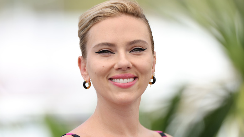 Scarlett Johansson sorride